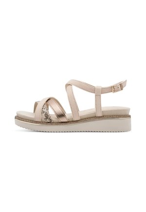 Sandalia beige con tiras cruzadas, una metálica y otra con estampado de serpiente, talonera con hebilla y suela baja de cuña.