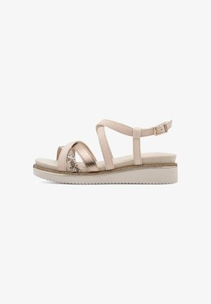 Sandalia beige con tiras cruzadas, una metálica y otra con estampado de serpiente, talonera con hebilla y suela baja de cuña.