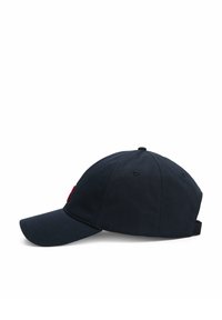 Cappellino da baseball blu navy realizzato in tessuto, con visiera curvata, logo ricamato in rosso, cinturino regolabile sul retro e design a sei pannelli.