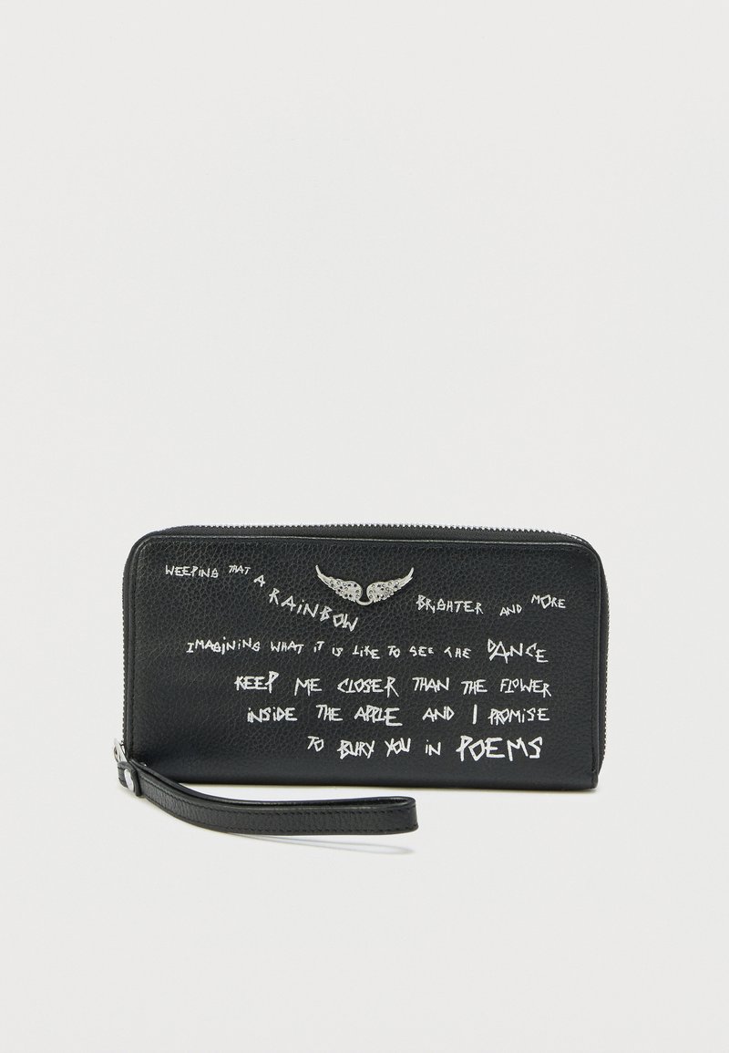 Portefeuille-pochette en cuir noir avec détail d'ailes argentées et texte manuscrit blanc citant un message poétique sur le devant.