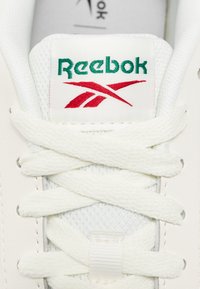 Reebok Classic NON COURT ADVANCE - Zapatillas - chalk dark green flash red
