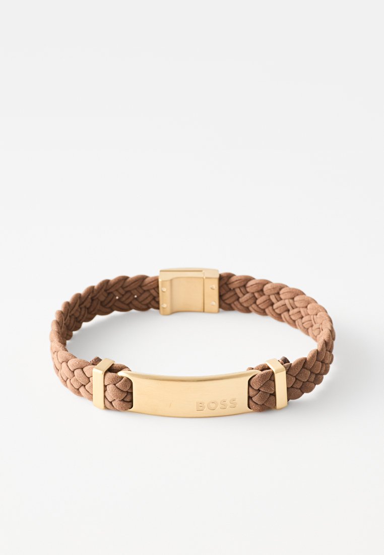 Bracelet en cuir tressé brun avec un fermoir en ton doré gravé "BOSS" et un accent en métal rectangulaire lisse.