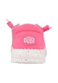 Zapato de lona rosa tipo slip-on con parte superior de tela texturizada, suela blanca moteada y logotipo "HEY DUDE" en la parte trasera. Presenta tiradores para facilitar el uso.