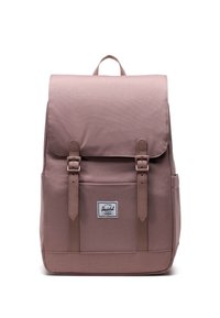 Ljust rosa ryggsäck tillverkad av slitstarkt material, med lockstängning, två justerbara remmar och en framficka med varumärkesetikett.