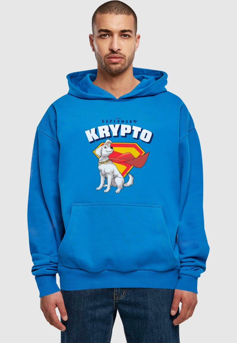 Felpa blu con grafica di un cane bianco che indossa un mantello rosso, testo "KRYPTO DI SUPERMAN" e tasca a canguro.