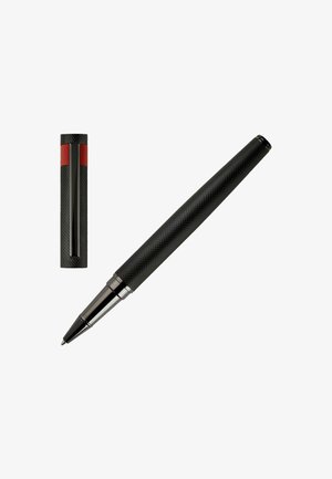 Čierne textúrované pero s kovovým strieborným hrotom a klipom. Viečko má dva červené akcenty. Celkový dizajn je elegantný a moderný.