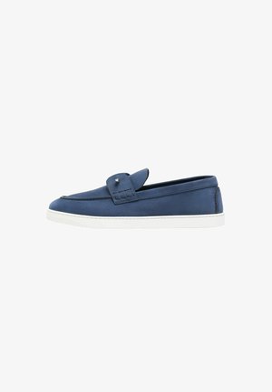 Mocassin en cuir bleu marine facile à enfiler avec une semelle en caoutchouc blanche et une bride décorative sur le dessus.