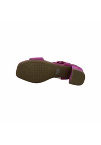 Sandalia morada con una suela de goma texturizada, correa ajustable y un diseño de tacón cuadrado. Superficie lisa con un acabado brillante.