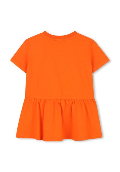 Korte mouwen, oranje katoen jurk met een getailleerde lijfje en een uitlopende rok. Gladde textuur, ronde halslijn, geen patronen of ontwerpen.