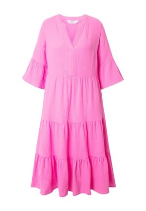 Rosa Baumwollkleid mit einem gestuften Design, V-Ausschnitt und ausgestellten Ärmeln. Der Stoff hat eine strukturierte Oberfläche mit subtilen Falten.