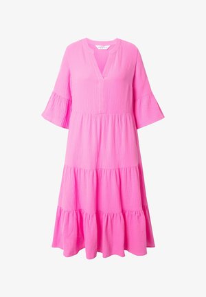 Vaaleanpunainen puuvillamekko, jossa on kerroksellinen muotoilu, V-pääntie ja liehuvat hihat. Kankaan pinta on teksturoitu ja siinä on hienovarainen ryppy.