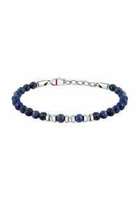 Bracciale in perline caratterizzato da pietre di lapislazzuli blu profondo alternate a dettagli in metallo color argento e con chiusura a gancetto.