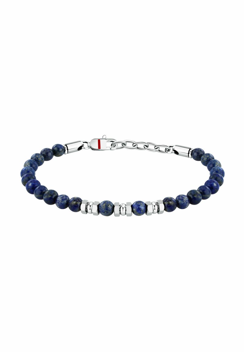 Bracciale in perline caratterizzato da pietre di lapislazzuli blu profondo alternate a dettagli in metallo color argento e con chiusura a gancetto.