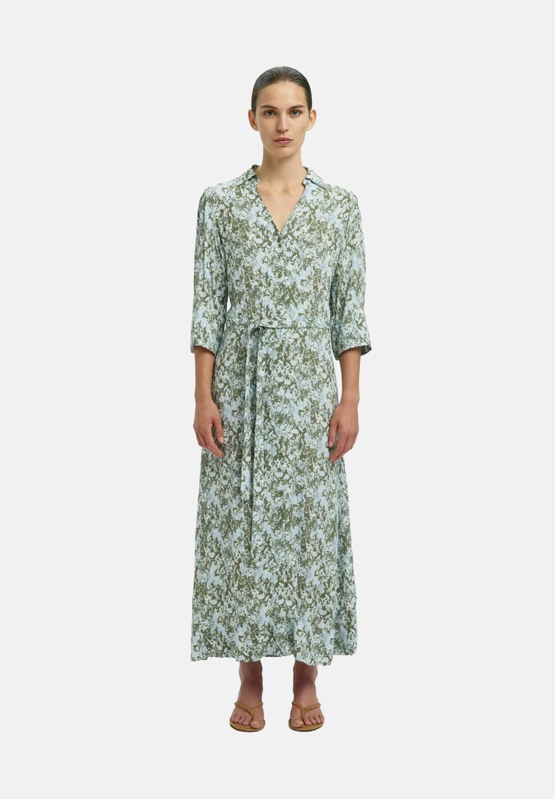 Robe longue à motifs floraux verts et bleu clair avec un col, une taille à nouer et des manches trois-quarts. Tissu lisse avec une silhouette fluide.