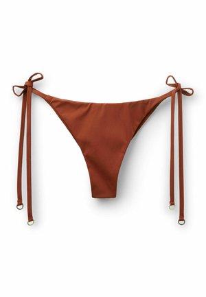 Brune bikiniunderdele med sidelommer og små metalliske ringe i enderne på ensartet hvid baggrund.