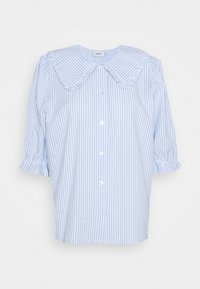 Blouse à rayures bleues et blanches à manches courtes avec un grand col volanté et une fermeture à boutons. Tissu texturé avec des manches froncées.