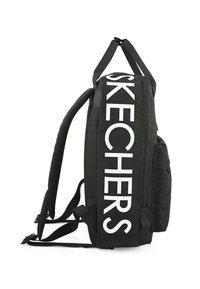 Mochila negra de tela, con un destacado logo blanco de Skechers en el lateral, con correas ajustables y un compartimento con cremallera.