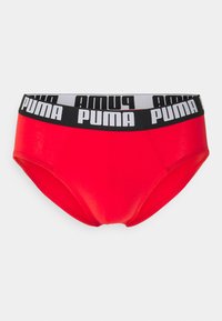 Rote Herrenunterhosen mit einem schwarz-weißen Bund, auf dem "PUMA" deutlich aufgedruckt ist. Glattes Material mit enganliegendem Schnitt und ohne sichtbare Muster.