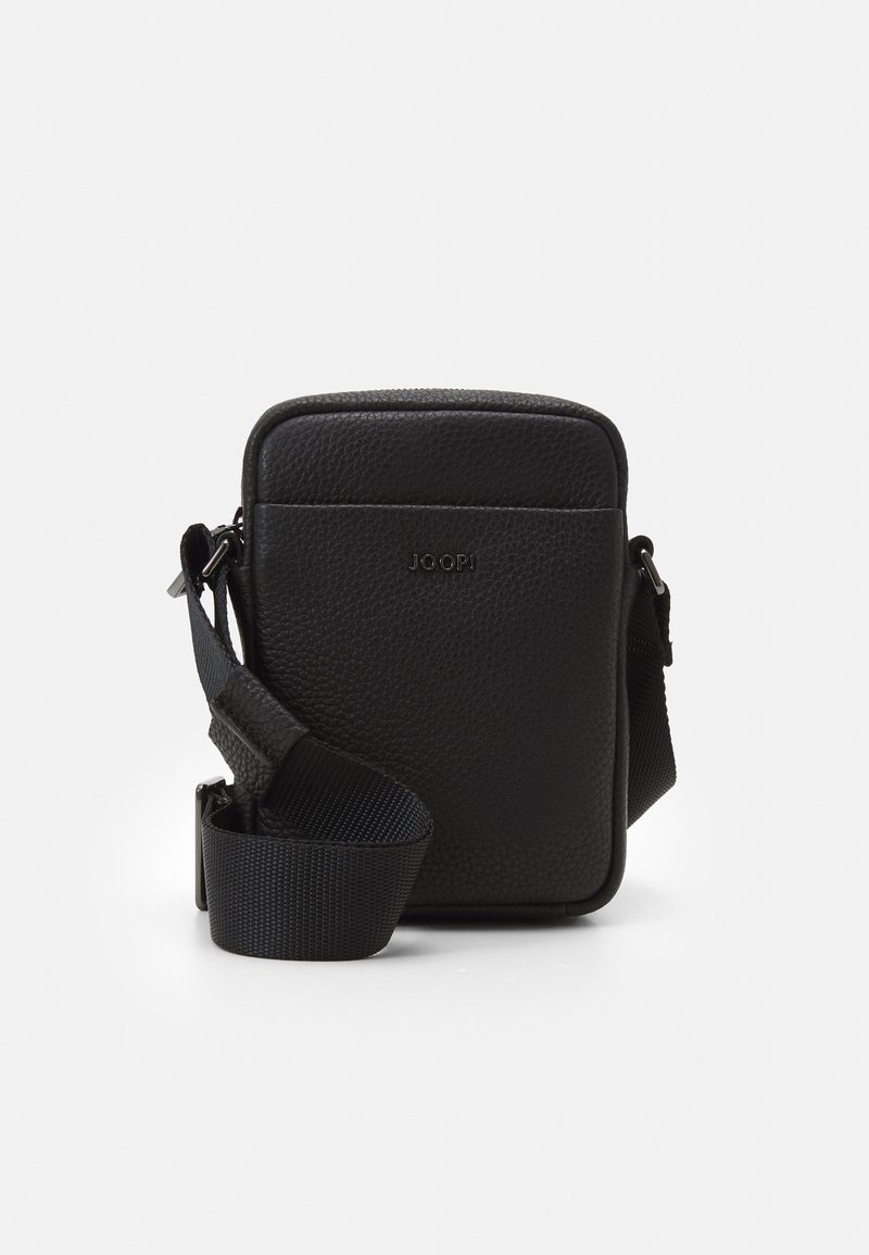 Borsa a tracolla nera in pelle con finitura testurizzata, forma rettangolare, tracolla regolabile e logo in rilievo sul davanti.