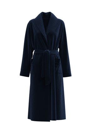 Navyblauwe badjas met een sjawl-collier, een riem en twee voorzakken. Getextureerde stof met lange mouwen en een knielange snit.