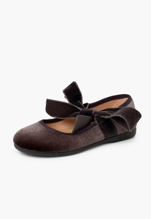 Zwarte fluwelen ballet flats met ronde neus, elastische lussen en grote stofstrik aan de voorkant; zachte binnenvoering; platte zool.