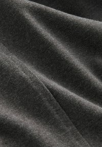 Țesătură texturată de culoare gri închis, cu luciu subtil, prezentând pliuri moi, netede și ușor structurate la suprafață.