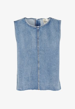 Top sin mangas de mezclilla en azul claro, con un escote redondo, costura central y dobladillo sin rematar. La tela tiene una apariencia ligeramente texturizada.