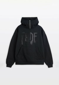 Czarna bluza z kapturem z przednim zamkiem na wysokim kołnierzu, dużą kieszenią kangurką oraz pikselowym napisem "FADE" na piersi.