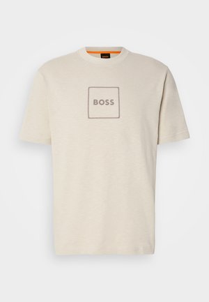 T-shirt beige à manches courtes en coton, avec un design carré brodé au centre portant le mot "BOSS". Style col rond classique.
