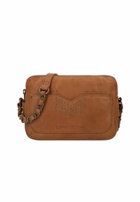 Borsa a tracolla in pelle marrone con superficie testurizzata, motivo a borchie sulla parte anteriore e tracolla a catena. Presenta un logo brandizzato.