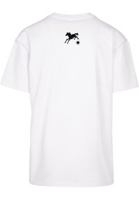 T-shirt en coton blanc avec une silhouette noire d'un cheval et un graphique d'étoile au niveau du haut du dos. Manches courtes, coupe standard.