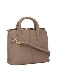 Borsa a tracolla in pelle color pesca con duplice manico, tracolla rimovibile, superficie testurizzata e inserti in metallo dorato. Chiusura con zip.