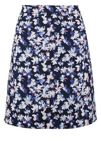 Jupe trapèze bleu marine avec un motif floral intégral dans des tons de bleu clair, blanc et rose, avec une ceinture et une couture frontale.