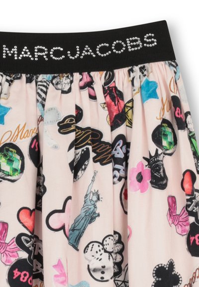 Jupe avec taille élastique noire ornée de "MARC JACOBS" en strass, tissu rose avec imprimés graphiques colorés de fleurs, cœurs et symboles iconiques.