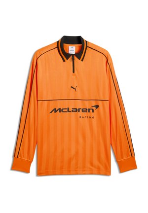 Langärmliges oranges McLaren Racing Oberteil mit schwarzem Kragen, schwarzen Paspeln an den Ärmeln, schwarzem Puma-Logo und Frontreißverschluss-Detail.