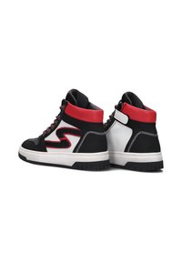 Hoge sneakers in zwart, wit en rood. Kenmerken zijn een textuur bovenwerk, contrasterende stiksels en een rubberen zool met een profielpatroon.