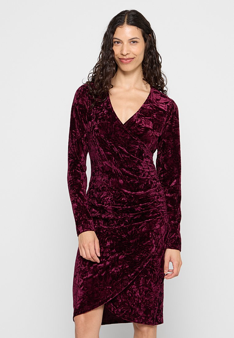 Burgunderrotes Samtkleid mit langen Ärmeln, V-Ausschnitt und Wickeldesign. Besitzt einen strukturierten Stoff und Raffung an der Taille für eine taillierte Silhouette.
