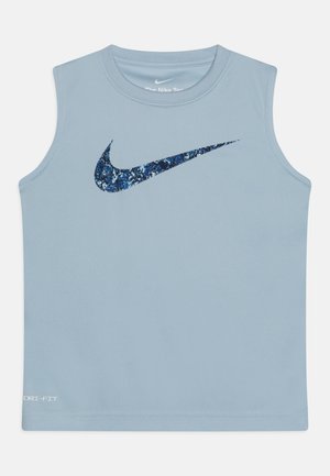 Lyseblå ærmeløs Nike Dri-FIT top med en stor blå mønstret Nike Swoosh på brystet.
