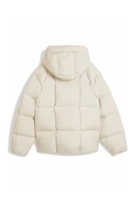 Giacca a puffo in bianco sporco, dotata di cappuccio, design trapuntato e imbottitura spessa per isolamento. Tessuto testurizzato con finitura liscia.