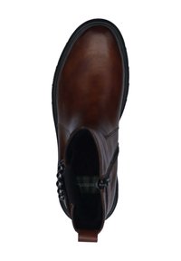 Bottine en cuir marron avec un bout arrondi, une fermeture éclair sur le côté et une semelle en caoutchouc noire. Présente des détails de couture subtils et une finition texturée.