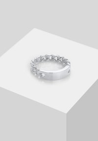 Sølv kædering med en flad bånd, detaljeret med sammenkædede led. Reflekterende overflade tilføjer glans; minimalistisk design.