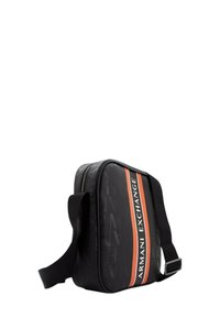 Borsa a tracolla nera con una striscia arancione, dotata di logo, chiusura a zip e tracolla regolabile. Realizzata in materiale testurizzato.