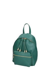 Zaino in pelle verde acqua con forma arrotondata, due accenti con coulisse superiori e una tasca frontale con zip dotata di hardware dorato.