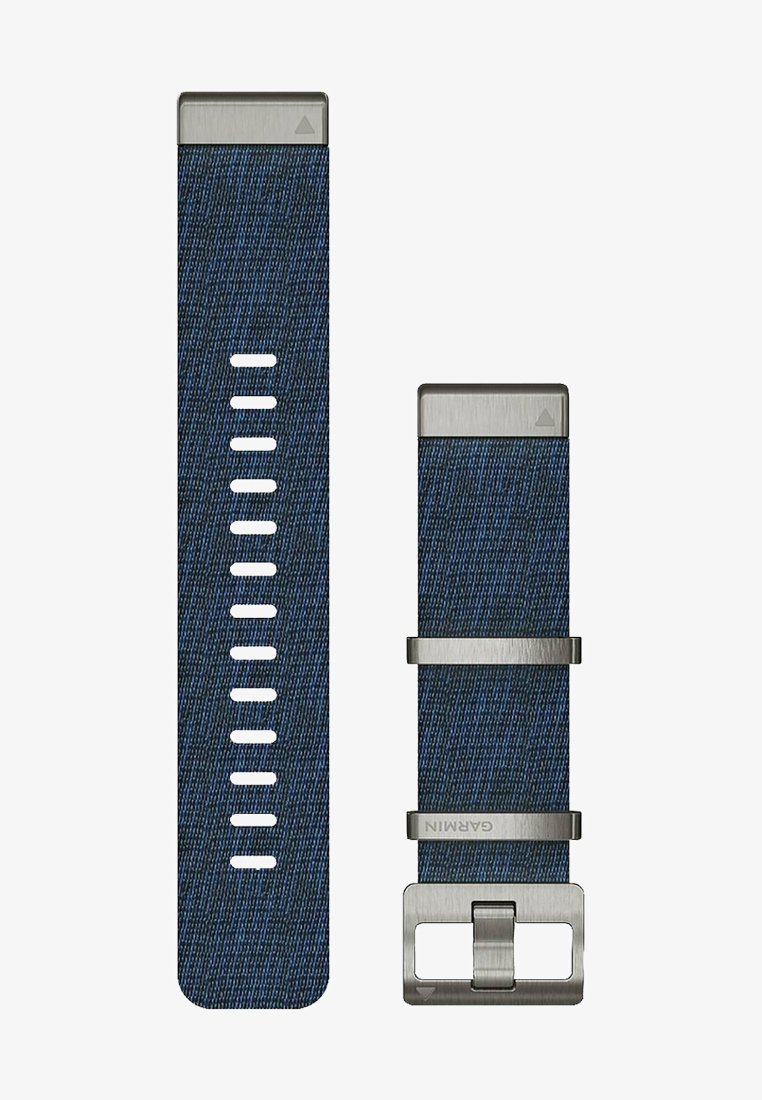 Bracelet de montre Garmin en denim bleu foncé avec quincaillerie métallique argentée. Doté d'une boucle rectangulaire et de plusieurs trous d'ajustement pour le taille.