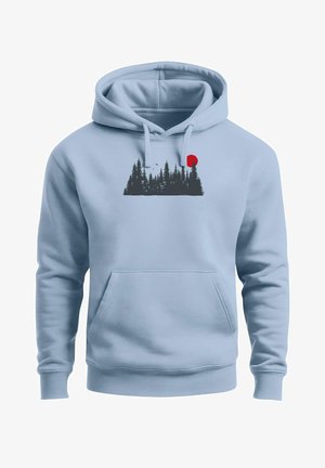 Hellblauer Hoodie mit einer Fronttasche, der ein Grafikmotiv von dunkelgrünen Bäumen und einer roten Sonne zeigt. Weicher Stoff mit entspannter Passform und Kordelzügen.