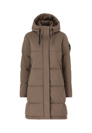 Manteau long matelassé marron, avec capuche, coutures verticales, cordons ajustables et accent logo sur la manche.