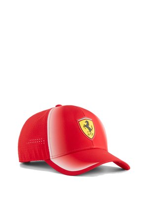 Cappellino da baseball rosso con retro traforato e toppa con logo Ferrari sul pannello frontale, mostrato su sfondo bianco.