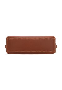 Braune Lederbrieftasche von unten gezeigt mit sichtbaren Nähten entlang der Ränder und einer glatten Oberfläche.