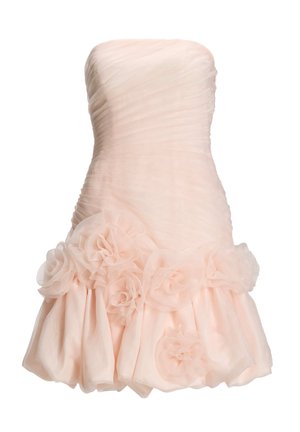 Vestido rosa pálido sin tirantes con corsé fruncido y falda volumétrica adornada con grandes embellishments de flores de tela.