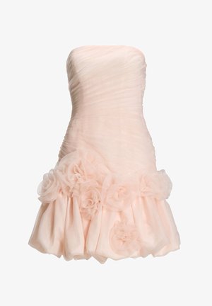 Vestido rosa pálido sin tirantes con corsé fruncido y falda volumétrica adornada con grandes embellishments de flores de tela.